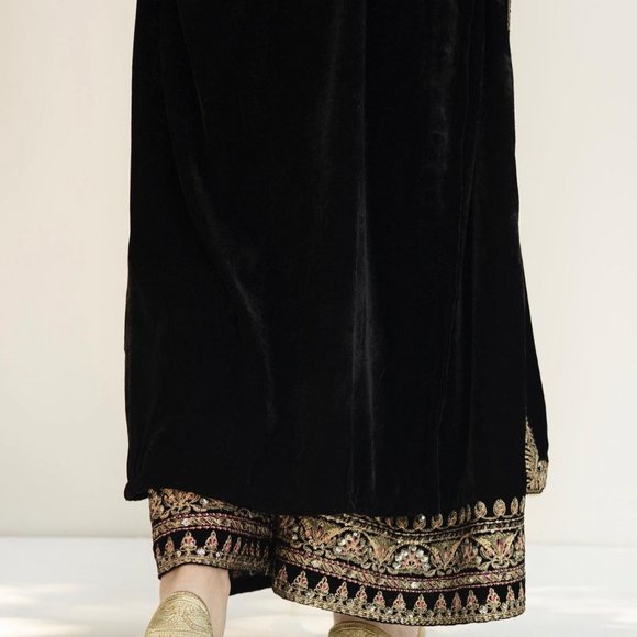 Punjabi Pakistani Beautiful Black Velvet Suit - Picture 5 of 8